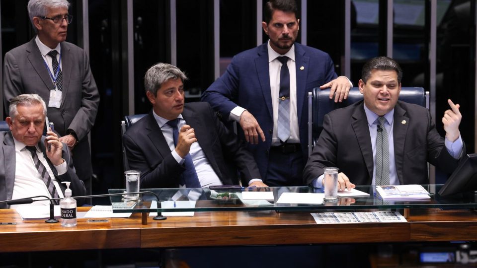 Alcolumbre retira PEC da Segurança Pública da pauta do Senado