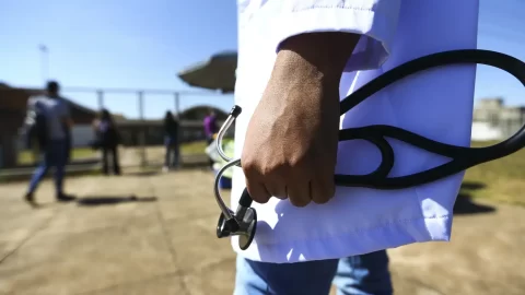 Congresso aprova exame obrigatório para médicos; MP segue para sanção