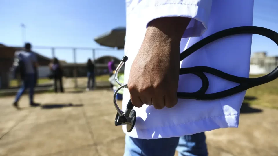 Congresso aprova exame obrigatório para médicos; MP segue para sanção
